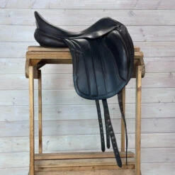 Used Equipe Viktoria Monoflap Dressage Saddle 17.5/W 15 Used Equipe Viktoria Monoflap Dressage Saddle 17.5/W -Equestrian Supplie Store 334 R Side 45608.1687461297